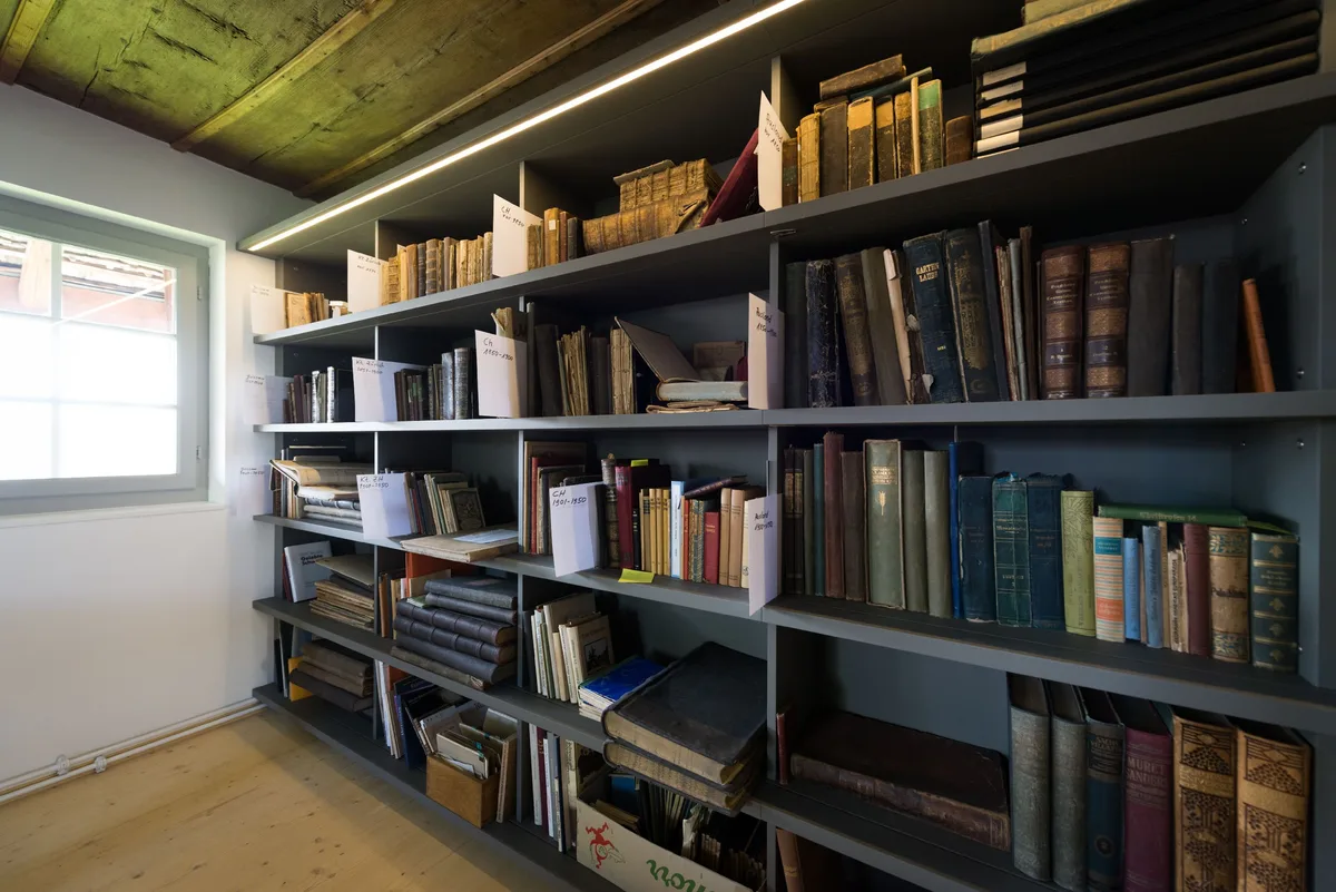 Ein Archiv mit alten Büchern.